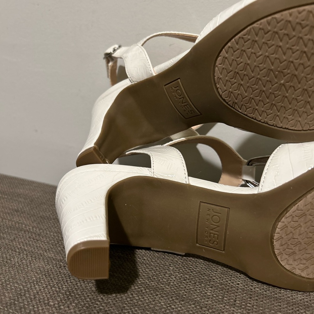 Jones New York Elegant White Sandals with Silver Accent - Picture 13 of 14